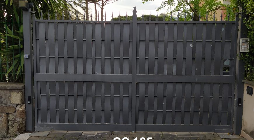 Cancello carrabile in ferro e fasce di lamiera CC 105