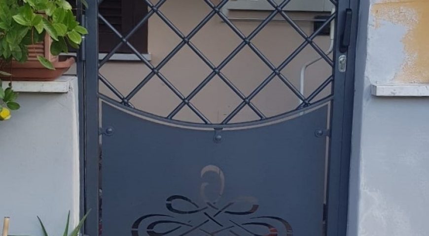 Cancello pedonale in ferro e lamiera CP 204